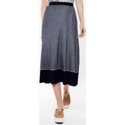 Spódnica w kolorze szarym. Szare spódniczki damskie marki Deni Cler, bez wzorów, z denimu, z podwyższonym stanem, midi, rozkloszowane. W wyprzedaży za 529,95 zł.