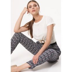 Granatowe Spodnie Feet. Niebieskie spodnie damskie Born2be, s, w jednolite wzory, z tkaniny, z podwyższonym stanem. Za 54,99 zł.