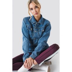 NA-KD Trend Jeansowa kurtka z wyraźnie zaznaczoną talią - Blue. Niebieskie kurtki damskie marki NA-KD Trend, bez wzorów, z jeansu, bez kaptura. W wyprzedaży za 81,18 zł.