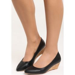 Czarne Koturny Rule the World. Czarne buty ślubne damskie marki Born2be, na niskim obcasie, na koturnie. Za 79,99 zł.