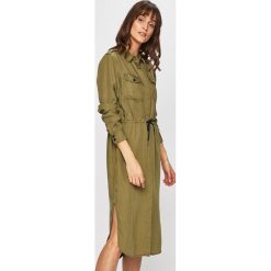 G-Star Raw - Sukienka. Zielone sukienki damskie G-Star RAW, na co dzień, s, bez wzorów, z bawełny, retro, z asymetrycznym kołnierzem, z długim rękawem, długie, midi, asymetryczne. W wyprzedaży za 359,90 zł.