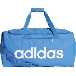 TORBA ADIDAS LINEAR CORE M (NO SIZE). Niebieskie torby męskie na ramię Adidas, w paski, z poliesteru. Za 89,00 zł.