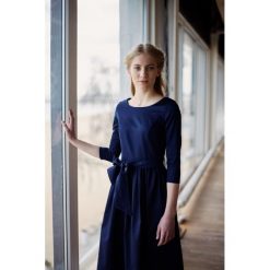 Sukienka Melia Atramentum 32 niebieski. Niebieskie sukienki damskie marki Marie Zélie, s, w paski, z elastanu, bez kołnierzyka, bez rękawów, rozkloszowane. W wyprzedaży za 312,75 zł.