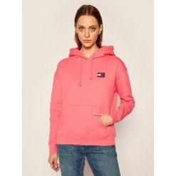 Bluza Tommy Jeans Tjw Badge Hoodie DW0DW07787. Różowe bluzy damskie Tommy Jeans, xl, bez wzorów, z jeansu, bez rękawów, bez kaptura. Za 449,00 zł.
