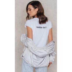 Bluzki, topy, tuniki: NA-KD T-shirt Kødder du? – White