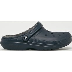 Crocs - Klapki. Niebieskie kapcie męskie marki Crocs, z gumy. W wyprzedaży za 179,90 zł.