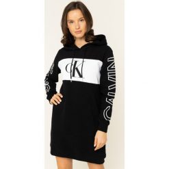 Sukienka dzianinowa Calvin Klein Jeans Statement J20J213278. Czarne sukienki damskie Calvin Klein Jeans, xs, bez wzorów, z bawełny, bez kołnierzyka, bez rękawów. W wyprzedaży za 429,00 zł.