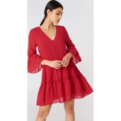 NA-KD Boho Sukienka mini z dekoltem V - Red. Czerwone sukienki boho marki NA-KD Boho, z tkaniny, z falbankami, mini. Za 121,95 zł.