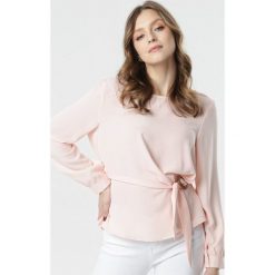 Jasnoróżowa Bluzka Aphthise. Różowe bluzki damskie Born2be, na imprezę, xl, w paski, z tkaniny, bez kołnierzyka, z długim rękawem. Za 69,99 zł.