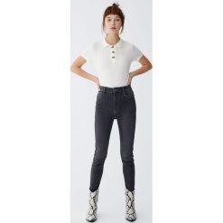 Jeansy capri z wysokim stanem. Szare jeansy damskie Pull&Bear, bez wzorów, z jeansu, z podwyższonym stanem. Za 79,90 zł.