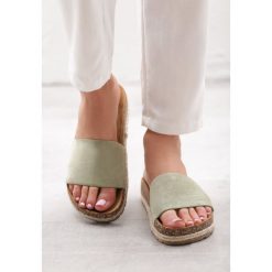 Zielone Klapki Stylings. Zielone klapki damskie Born2be, bez wzorów, bez obcasa, na płaskiej podeszwie. Za 54,99 zł.