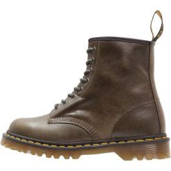 Botki męskie: Dr. Martens 1460 8 BOOT Botki sznurowane braun