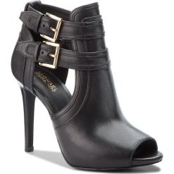 Szpilki MICHAEL MICHAEL KORS - Blaze Open Toe Bootie 40T7BLHE5L Black. Czarne półbuty damskie MICHAEL Michael Kors, bez wzorów, ze skóry, z otwartym noskiem, bez obcasa, na obcasie, bez zapięcia. Za 839,00 zł.