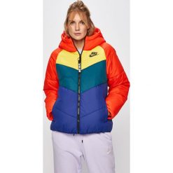 Nike Sportswear - Kurtka. Czerwone płaszcze damskie Nike Sportswear, s, bez wzorów, z poliesteru, krótkie. W wyprzedaży za 359,90 zł.