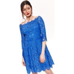 Koronkowa sukienka fit and flare. Niebieskie sukienki damskie Top Secret, na lato, bez wzorów, z koronki, eleganckie, bez kołnierzyka, bez rękawów. W wyprzedaży za 79,99 zł.