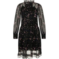 Sukienka koktajlowa Emporio Armani 6G2A74 2NUSZ F008. Czarne sukienki damskie Emporio Armani, bez wzorów, z poliesteru, wizytowe, bez kołnierzyka, bez rękawów. W wyprzedaży za 549,00 zł.