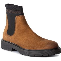Sztyblety TOMMY HILFIGER - Suede Cleated Chelsea Boot FM0FM02532 Winter Cognac GVI. Pomarańczowe sztyblety męskie TOMMY HILFIGER, ze skóry, bez zapięcia. Za 699,00 zł.