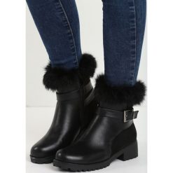 Czarne Botki Tippet. Czarne botki damskie na zamek Born2be, z materiału, z okrągłym noskiem, na płaskiej podeszwie, z paskami. Za 89,99 zł.