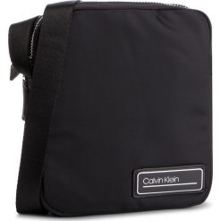 Saszetka CALVIN KLEIN - Primary Ipad Mini Reporter K50K504396 001. Czarne torby męskie skórzane Calvin Klein, bez wzorów, z materiału, młodzieżowe. W wyprzedaży za 239,00 zł.