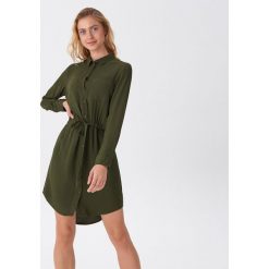 Koszulowa sukienka z wiązaniem - Wielobarwny. Sukienki damskie House, xl, bez wzorów, z koszulowym kołnierzykiem, bez rękawów, koszulowe. W wyprzedaży za 59,99 zł.