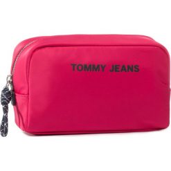 Kosmetyczka TOMMY JEANS - Tjw Nautical Mix Washbag AW0AW08415 VBA. Różowe kosmetyczki męskie Tommy Jeans, bez wzorów, z jeansu. W wyprzedaży za 129,00 zł.