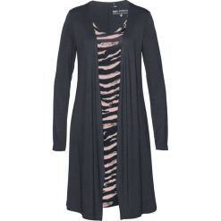 Sukienka shirtowa w optyce dwuwarstwowej bonprix czarno-matowy jasnoróżowy z nadrukiem. Czarne sukienki damskie bonprix, z nadrukiem, bez kołnierzyka, bez rękawów, midi. Za 54,99 zł.