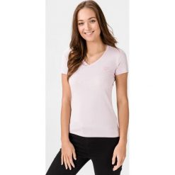 Guess Koszulka Różowy. Różowe koszulki damskie Guess, s, z aplikacjami, z elastanu, bez kołnierzyka, z krótkim rękawem. Za 130,95 zł.
