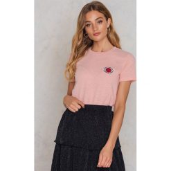 Samsoe & Samsoe T-shirt Lida - Pink. Różowe t-shirty damskie Samsøe & Samsøe, z aplikacjami, z bawełny, z okrągłym kołnierzem. W wyprzedaży za 72,89 zł.