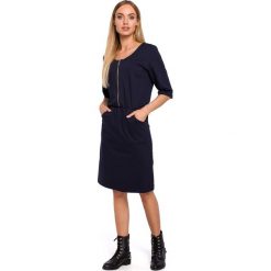 Sukienka z zamkiem - granatowa. Sukienki damskie Moe, do pracy, s, bez wzorów, z bawełny, eleganckie, bez kołnierzyka, bez rękawów, ołówkowe. W wyprzedaży za 169,00 zł.
