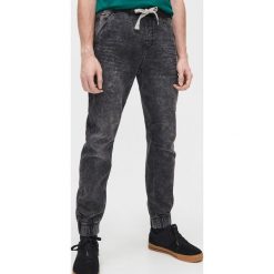 Jeansowe joggery slim - Szary. Szare spodnie męskie Cropp, m, bez wzorów, z jeansu. Za 129,99 zł.