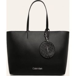 Calvin Klein - Torebka. Czarne torby damskie na zakupy Calvin Klein, bez wzorów, ze skóry ekologicznej, duże, bez dodatków. W wyprzedaży za 479,90 zł.