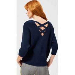 Sweter oversize z ozdobnymi plecami. Niebieskie swetry damskie Moodo, s, bez wzorów, z poliesteru, bez rękawów, bez kaptura. Za 39,99 zł.