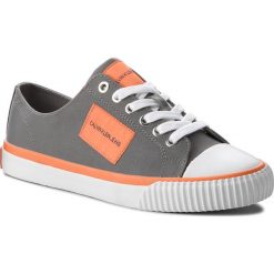 Trampki CALVIN KLEIN JEANS - Ivory R0770 Silver. Szare półbuty damskie Calvin Klein Jeans, bez wzorów, z jeansu, bez zapięcia. W wyprzedaży za 259,00 zł.