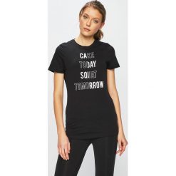 Reebok - Top. Czarne topy damskie marki Reebok, s, z nadrukiem, z bawełny, z okrągłym kołnierzem. Za 79,90 zł.