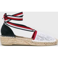 Tommy Hilfiger - Espadryle. Białe espadryle damskie TOMMY HILFIGER, bez wzorów, ze skóry, bez obcasa. W wyprzedaży za 219,90 zł.