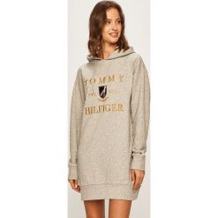 Tommy Hilfiger - Sukienka. Szare sukienki damskie TOMMY HILFIGER, na co dzień, s, z aplikacjami, z bawełny, casualowe, z kapturem, z długim rękawem, długie, mini, proste. W wyprzedaży za 479,90 zł.