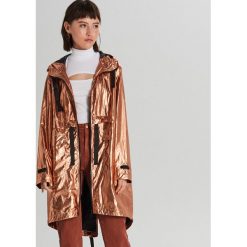 Kurtka oversize z błyszczącym wykończeniem - Różowy. Różowe kurtki damskie Cropp, s, bez wzorów, bez kaptura. Za 159,99 zł.