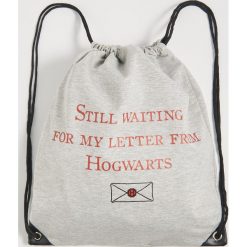 Plecak worek z nadrukiem Harry Potter - Jasny szary. Szare plecaki damskie Sinsay, z nadrukiem. Za 29,99 zł.