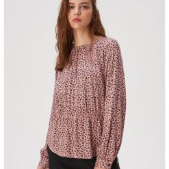 Wzorzysta bluzka z wiskozy - Fioletowy. Fioletowe bluzki damskie Sinsay, s, bez wzorów, z wiskozy, bez kołnierzyka, bez rękawów. Za 49,99 zł.