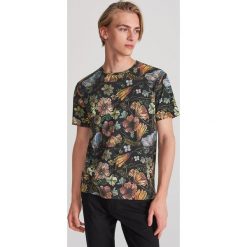 T-shirt z motywem roślinnym - Czarny. Czarne t-shirty męskie Reserved, s, bez wzorów, bez kołnierzyka. Za 49,99 zł.