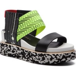 Sandały UNITED NUDE - Rico Sandal 1030459327144 Cyber Mix. Czarne klapki damskie marki United Nude, bez wzorów, ze skóry, bez obcasa, na obcasie. Za 759,00 zł.