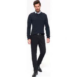 SWETER WZORZYSTY DOPASOWANY. Niebieskie swetry klasyczne męskie marki Top Secret, na lato, xxl, z dzianiny, klasyczne, z dekoltem w serek. W wyprzedaży za 39,99 zł.