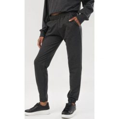 Ciemnoszare Spodnie Felyera. Szare spodnie damskie Born2be, xl, z dresówki. Za 69,99 zł.