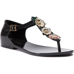 Sandały MELISSA - Honey Chrome II Ad 32600 Black/Green/Gold 53466. Czarne klapki damskie Melissa, bez wzorów, z tworzywa sztucznego, bez obcasa, na obcasie. W wyprzedaży za 209,00 zł.
