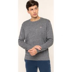Sweter Tommy Jeans Essential Pure DM0DM06999. Szare swetry męskie Tommy Jeans, xxl, bez wzorów, z jeansu, klasyczne, z klasycznym kołnierzykiem, bez kaptura. W wyprzedaży za 219,00 zł.