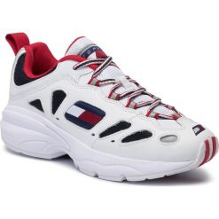 Sneakersy TOMMY JEANS - Heritage Retro Sneaker EN0EN00649 Rwb 0K6. Białe półbuty damskie Tommy Jeans, z jeansu. W wyprzedaży za 329,00 zł.