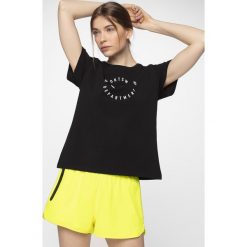 T-shirt damski TSD403 - głęboka czerń. Białe t-shirty damskie 4f, bez wzorów, z elastanu, bez kołnierzyka. W wyprzedaży za 39,99 zł.