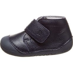 Skórzane buty w kolorze granatowym do nauki chodzenia. Niebieskie buciki niemowlęce Richter, ze skóry, bez zapięcia. W wyprzedaży za 122,95 zł.