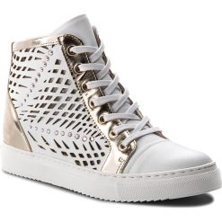 Sneakersy CARINII - B4321 G34-J16-000-B67. Białe półbuty damskie Carinii, bez wzorów, ze skóry, bez obcasa, na koturnie, bez zapięcia. W wyprzedaży za 259,00 zł.
