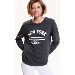 BLUZA NIEROZPINANA DAMSKA, Z NADRUKIEM. Szare bluzy damskie TROLL, na zimę, m, z nadrukiem, z dzianiny, bez rękawów, bez kaptura. W wyprzedaży za 54,99 zł.